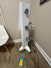 Load image into Gallery viewer, Serendia Scarlet SRF Radio Frequency Microneedling System Year: 2021