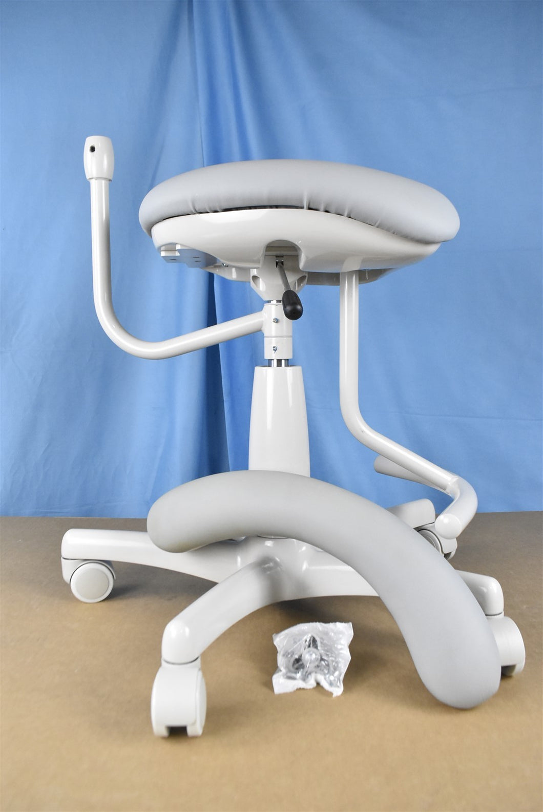 NEW UNUSED Midmark Dental Ergonomic Contoured Assistant Stool